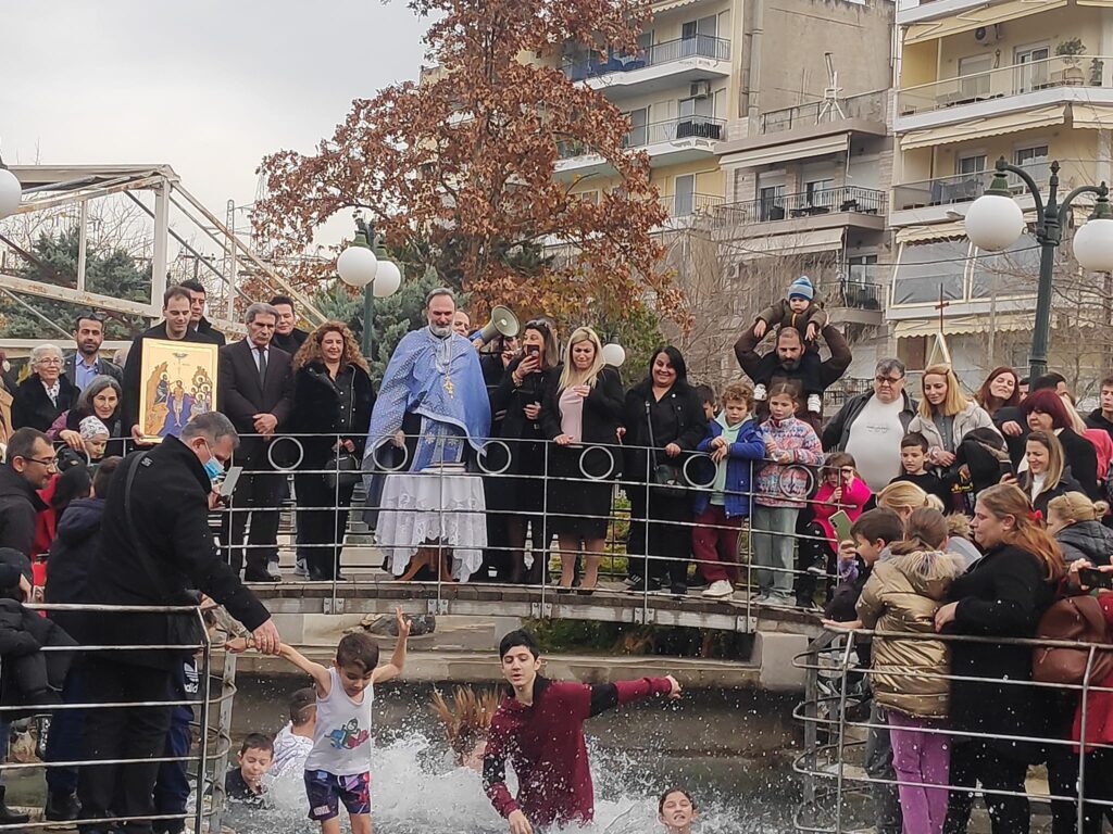 Με σύμμαχο τον καλό καιρό, οκτώ μικροί μεν, αλλά ψύχραιμοι και δυναμικοί «βουτηχτάδες» ο μικρότερος εκ των οποίων ο Γρηγόρης 5 ετών, βούτηξαν για να πιάσουν τον Τίμιο και Ζωοποιό Σταυρό