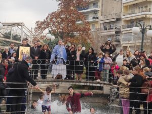 Με σύμμαχο τον καλό καιρό, οκτώ μικροί μεν, αλλά ψύχραιμοι και δυναμικοί «βουτηχτάδες» ο μικρότερος εκ των οποίων ο Γρηγόρης 5 ετών, βούτηξαν για να πιάσουν τον Τίμιο και Ζωοποιό Σταυρό